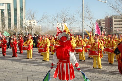 酒泉市2011年元宵節(jié)社火匯演期間，部分社火隊來公司拜年