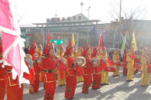 酒泉市2011年元宵節(jié)社火匯演期間，部分社火隊來公司拜年