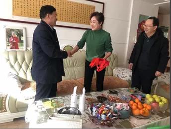 敦煌種業(yè)領(lǐng)導看望慰問公司老干部、老黨員及困難黨員職工