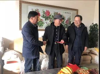 敦煌種業(yè)領(lǐng)導看望慰問公司老干部、老黨員及困難黨員職工