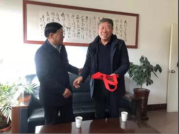 敦煌種業(yè)領(lǐng)導看望慰問公司老干部、老黨員及困難黨員職工