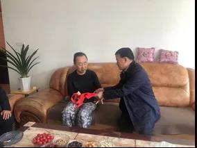 敦煌種業(yè)領(lǐng)導看望慰問公司老干部、老黨員及困難黨員職工
