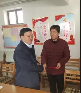 敦煌種業(yè)領(lǐng)導看望慰問公司老干部、老黨員及困難黨員職工
