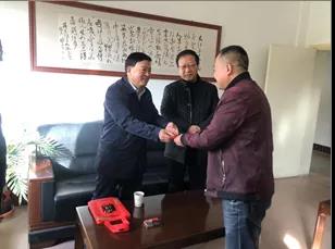 敦煌種業(yè)領(lǐng)導看望慰問公司老干部、老黨員及困難黨員職工