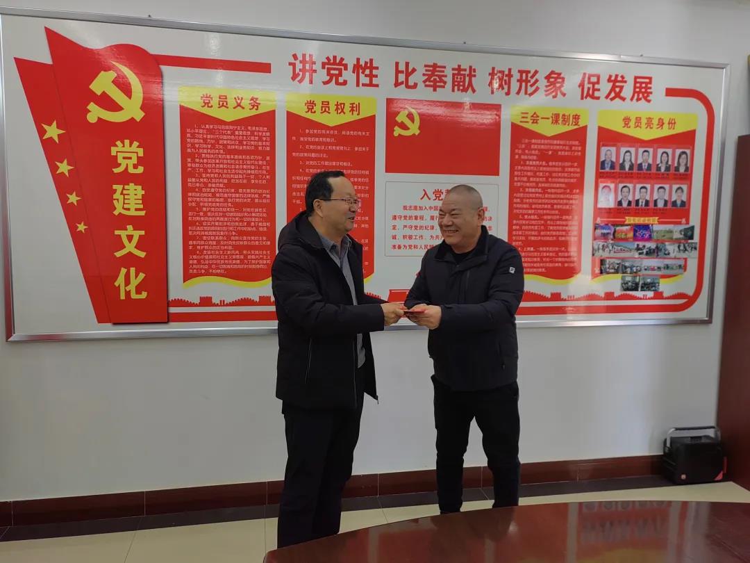 敦煌種業(yè)領(lǐng)導看望慰問公司老干部、老黨員及困難黨員職工